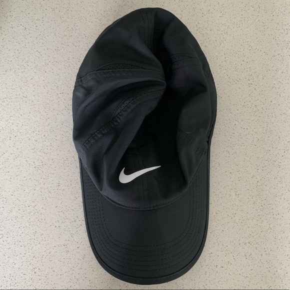 Nike Accessories - nike featherlight hat